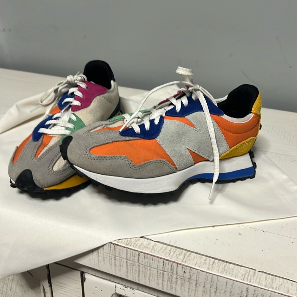 Multicolor New Balance 327